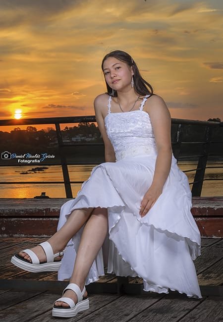 foto de adolescente posando sentada en una puesta de sol con un vestido color blanco y zapatos blancos foto de adolescente posando sentada en una puesta de sol con un vestido color blanco y zapatos blancos