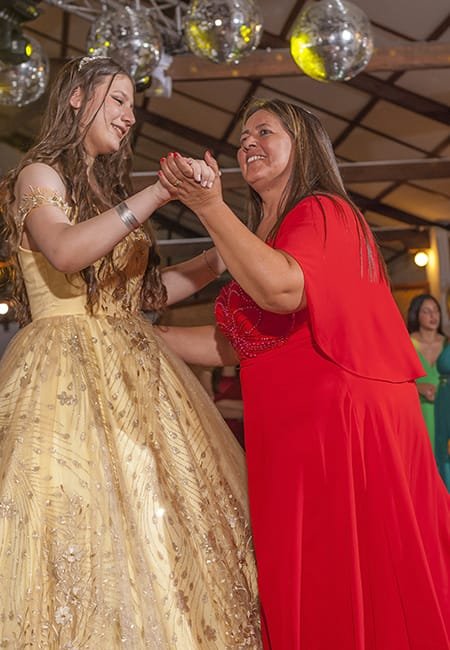 foto de la quinceañera bailando con una señora con vestido de color rojo foto de la quinceañera bailando con una señora con vestido de color rojo