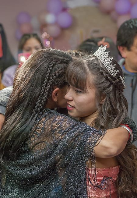 foto de quinceañera abrazándose con una invitada foto de quinceañera abrazándose con una invitada