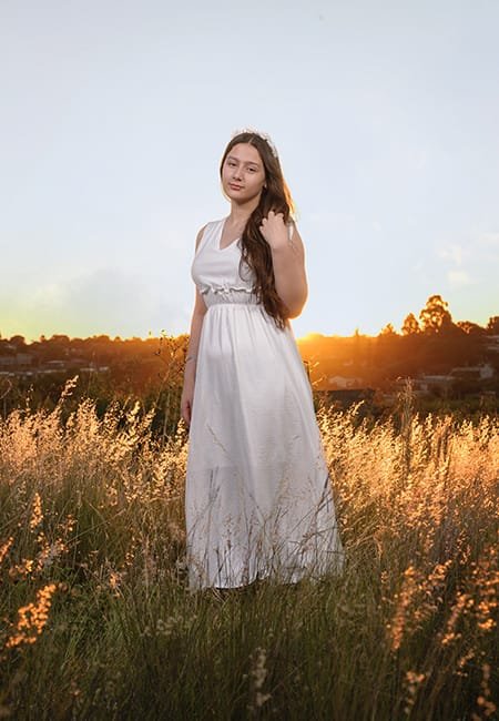 foto de quinceañera con un vestido blando al atardecer e una puesta de sol foto de quinceañera con un vestido blando al atardecer e una puesta de sol