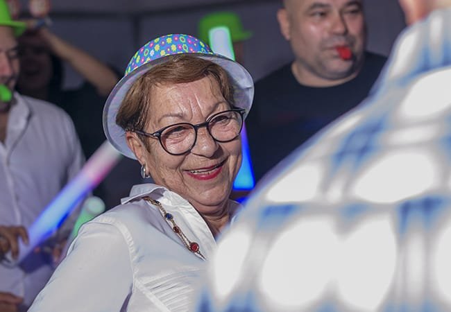 foto de señora mayor de lente disfrutando en una fiesta foto de señora mayor de lente disfrutando en una fiesta