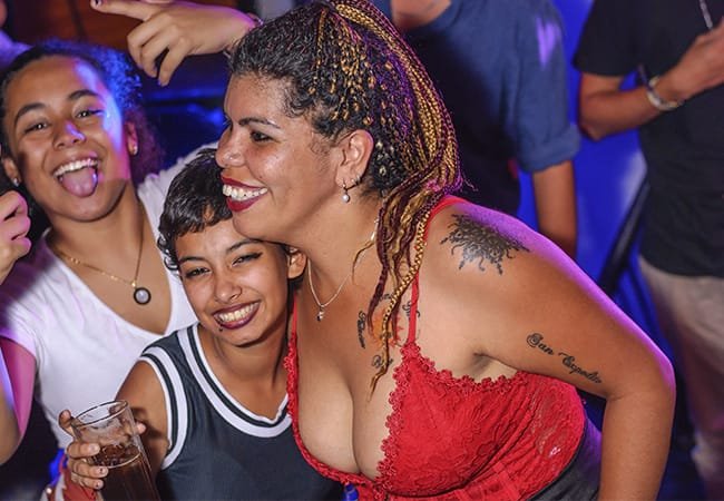 foto de tres mujeres sonriendo y disfrutando en la una fiesta foto de tres mujeres sonriendo y disfrutando en la una fiesta