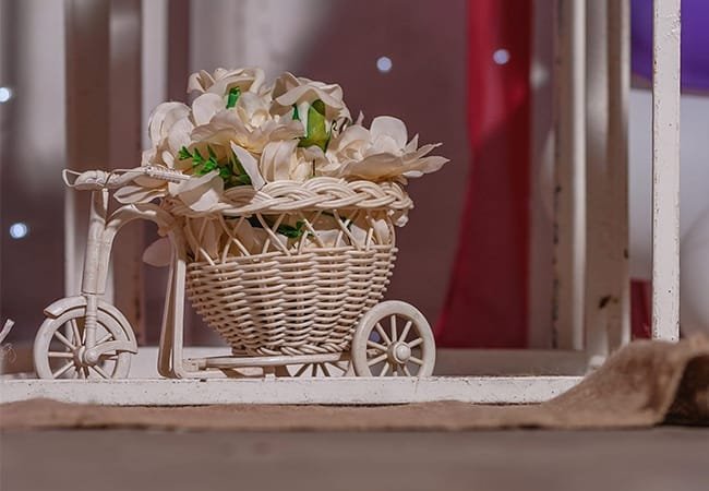 foto de un carrito canasto de loro blanco con flores foto de un carrito canasto de loro blanco con flores
