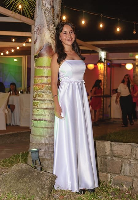 foto de una quinceañera apoyada sobre la base de una palmera foto de una quinceañera apoyada sobre la base de una palmera