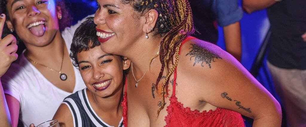 fotos de mujeres disfrutando y bailando en una fiesta de quince años fotos de mujeres disfrutando y bailando en una fiesta de quince años